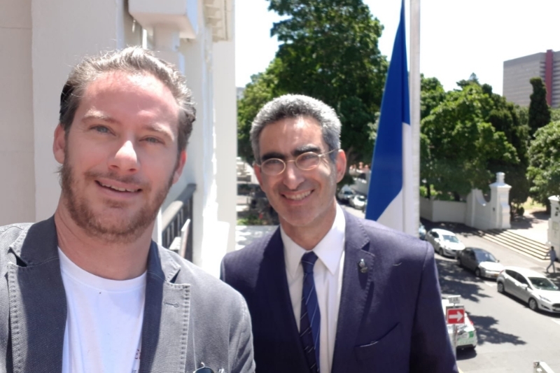 Arnaud Suquet (à gauche) en visite auprès du consul général de France au Cap (Afrique du Sud), Laurent Amar, en 2019.