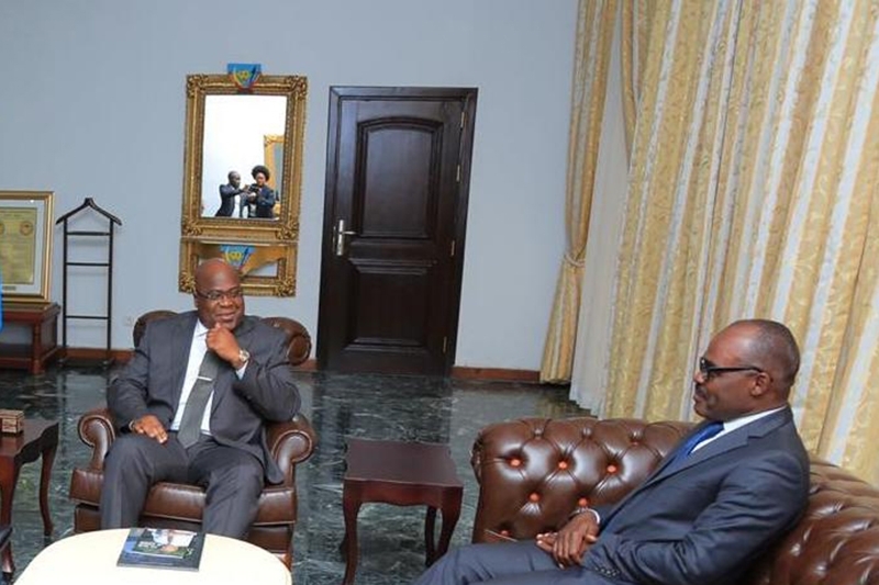 Le président Félix Tshisekedi (à gauche) et son conseiller Nicolas Kazadi, désormais chargé de piloter la négociation avec la junior sud-africaine Dig Oil.l
