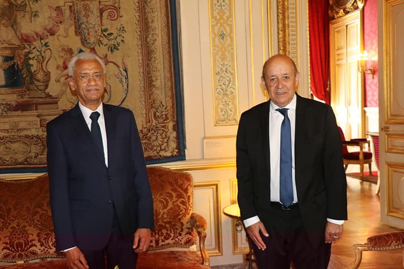Amine Abba-Sidick (à gauche) et Jean-Yves Le Drian le 24 août au Quai d'Orsay, lors de la visite d'adieu de l'ex-ambassadeur du Tchad en France.