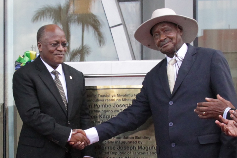 Le président tanzanien John Magufuli et son homologue ougandais Yoweri Museveni.