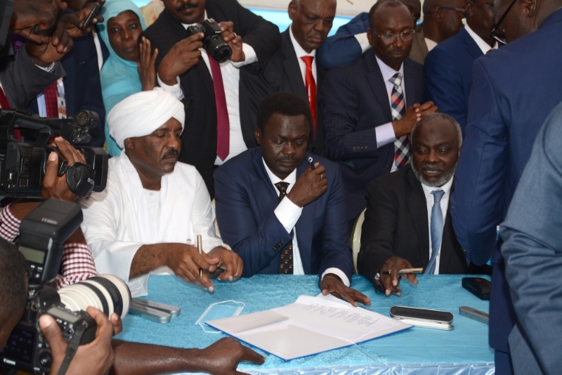Signature de l'accord de Djouba, le 3 octobre 2020. A gauche, Asam Saeed (Baja Opposition Alliances), au centre Minni Minawi (Armée de libération du Soudan, à droite Jibril Ibrahim (Justice and Equality Movement).