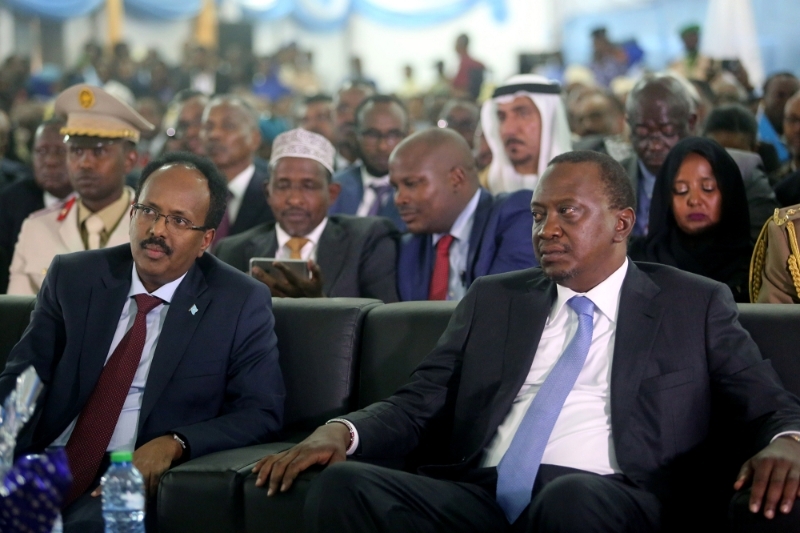 Le président du Kenya Uhuru Kenyatta (à droite), en compagnie du président de la Somalie Mohamed Abdullahi Mohamed Farmajo, en 2017.