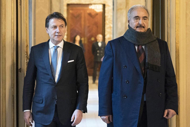 Le premier ministre italien Giuseppe Conte (à gauche), avec le maréchal Haftar.