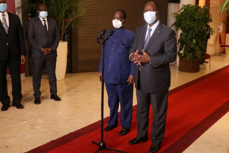 Le président ivoirien Alassane Ouattara (à droite) et l'ancien président Henri Konan Bédié lors de leur dernière rencontre, le 11 novembre 2020, au Golf Hôtel d'Abidjan.