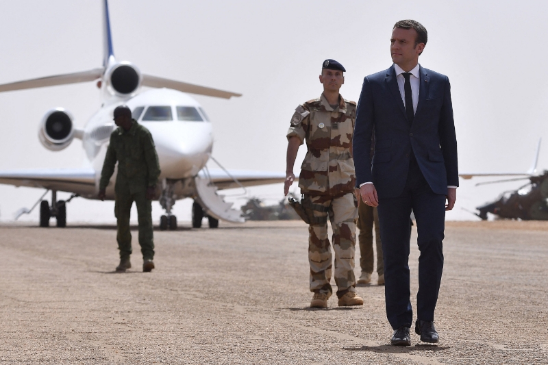 Le président français Emmanuel Macron en visite à Gao, au nord du Mali.