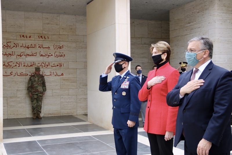 Le général Jeff Harrigian, commandant de l'USAF pour Europe et l'Afrique ; Barbara Barrett, secrétaire de l'armée de l'air américaine et Donald Blome, ambassadeur des États-Unis en Tunisie, assistent à une cérémonie au cimetière américain d'Afrique du Nord, en Tunisie, le 6 janvier.