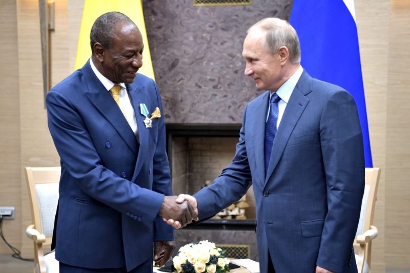 Alpha Condé, ici reçu par Vladimir Poutine en 2017, pousse le Somaliland à se rapprocher de Moscou.