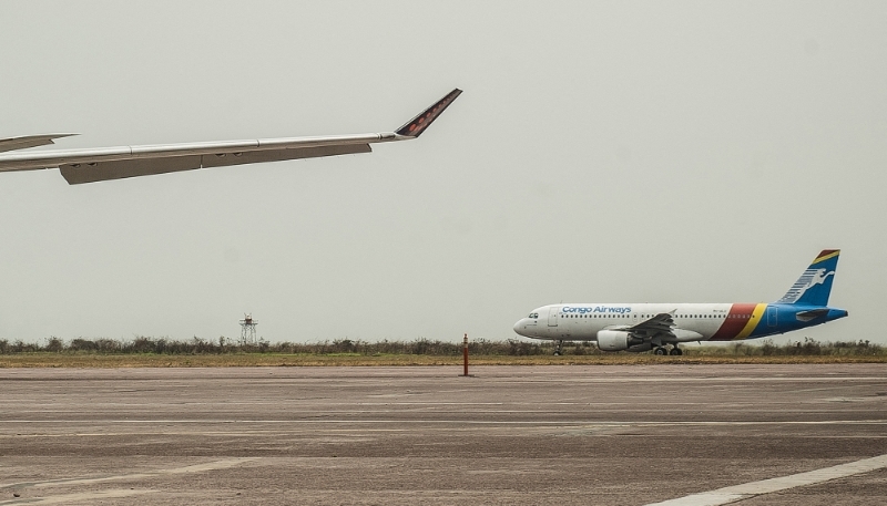 Un avion de Congo Airways stationné sur le tarmac de l'aéroport de N'Djili à Kinshasa, le 15 août 2020.