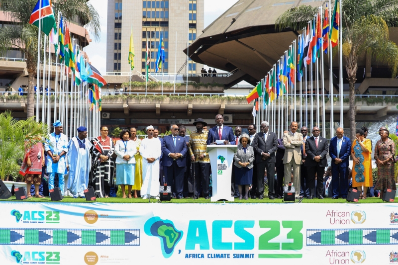 Le président kenyan William Ruto entouré des chefs d'Etat participant à la première édition de l'Africa Climate Summit, le 6 septembre 2023, à Nairobi.