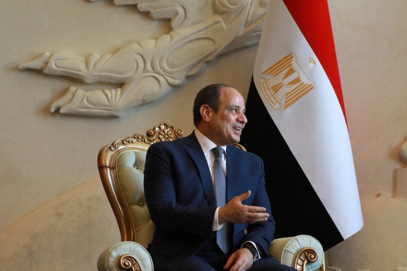 Le président égyptien Abdel Fattah al-Sissi à l'aéroport de Bagdad, le 27 juin 2021.
