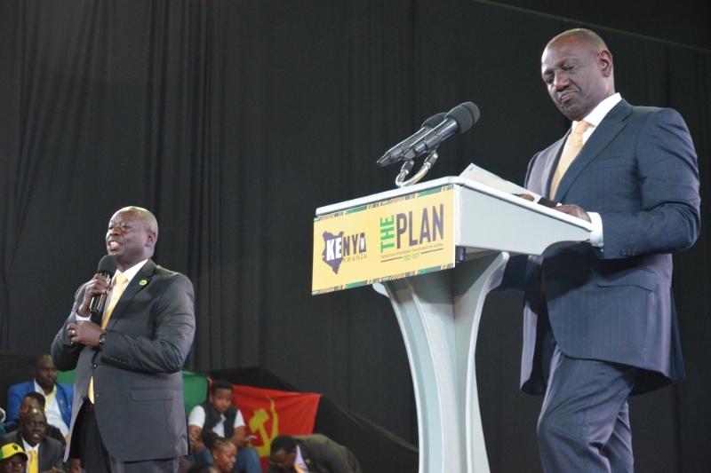 Rigathi Gachagua (gauche) et William Ruto, le 30 juin 2022, lors de la présentation du programme du candidat à la présidence.