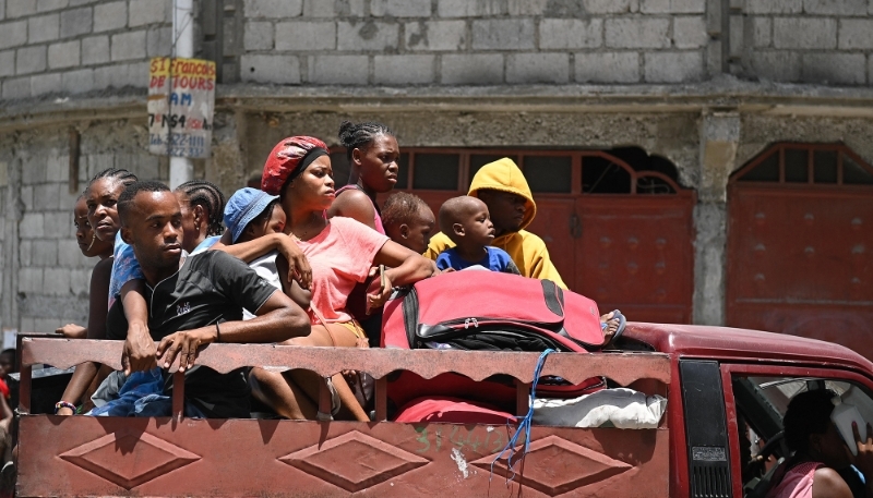 Des habitants du quartier de Carrefour-Feuilles, à Haïti, fuient la violence des gangs, le 15 août 2023.