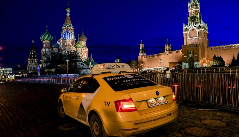 Un 'taxi Yandex' devant la cathédrale Saint-Basile à Moscou, le 24 mars 2020.