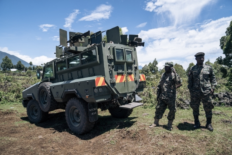 Des soldats ougandais de la Force régionale de la Communauté d'Afrique de l'Est (EACRF) montent la garde près de l'une de leurs bases à Bunagana, le 19 avril 2023.
