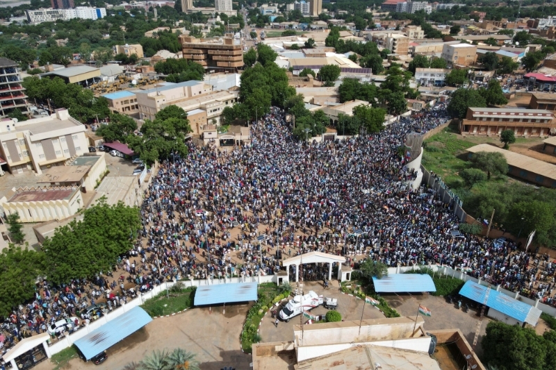 Rassemblement de manifestants en soutien aux soldats putschistes à Niamey, au Niger.