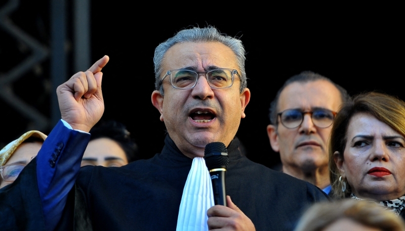 Le doyen des avocats, Hatem Mziou, lors d'une manifestation contre la nouvelle loi de finances, le 5 janvier 2023, au Palais de justice de Tunis.