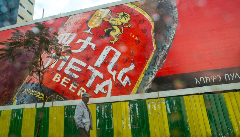 Un grand panneau publicitaire pour la bière Meta, en 2016, à Addis-Abeba, en Éthiopie.