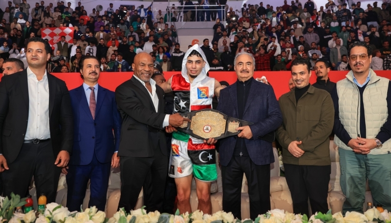 Le boxeur Saad Fathi Saad, avec Mike Tyson, Khalifa Haftar et d'autres membres du clan Haftar.