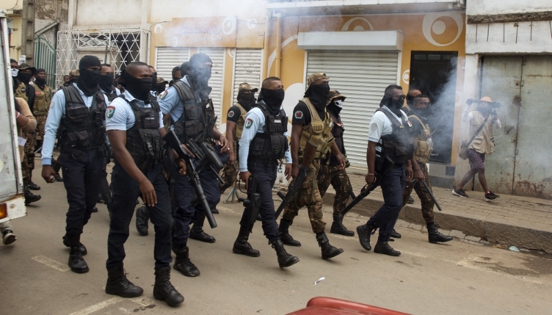La police malgache empêche les partisans de l'opposition de tenir un meeting électoral à Antananarivo, le 4 novembre 2023.