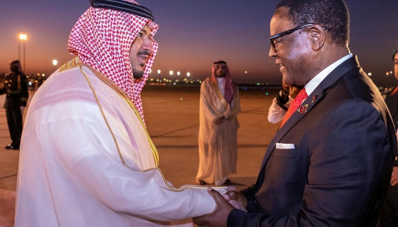 Le président de la République du Malawi, Lazarus McCarthy Chakwera, arrive à Riyad le 9 novembre 2023 pour le sommet Arabie saoudite-Afrique.