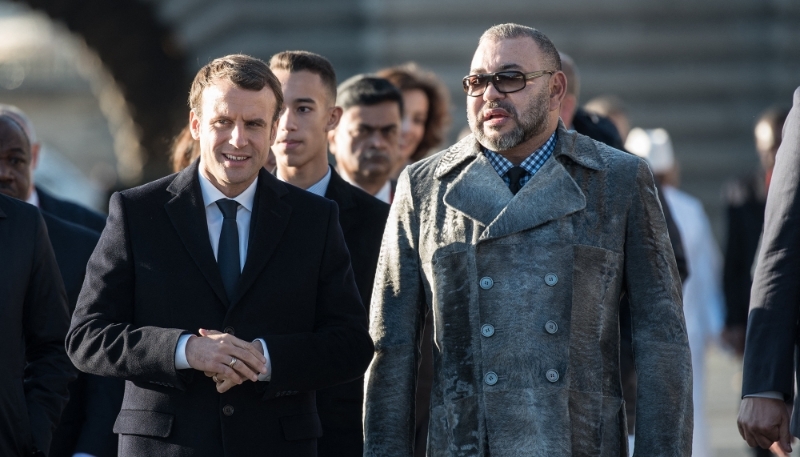 Emmanuel Macron et le roi du Maroc Mohammed VI se rendent à pied au bateau 'Mirage', sur l'île Seguin, près de Paris, lors du One Planet Summit, le 12 décembre 2017.