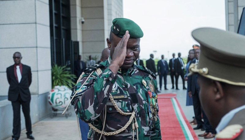 Brice Oligui Nguema, le président de transition du Gabon, est accueilli au Burundi, le 20 octobre 2023.