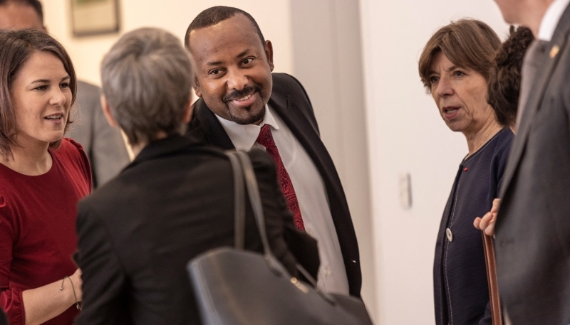 La ministre allemande des affaires étrangères, Annalena Baerbock, le premier ministre éthiopien Abiy Ahmed et la ministre française des affaires étrangères, Catherine Colonna, à Addis-Abeba, le 12 janvier 2023.