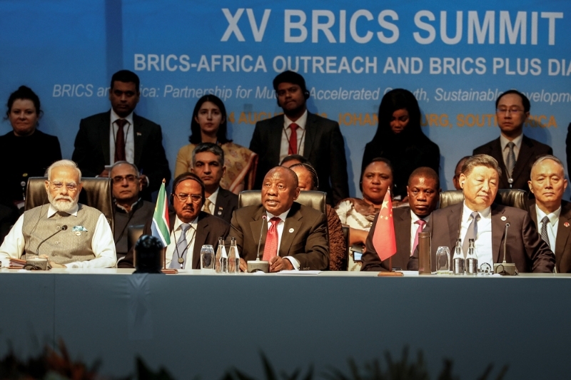 Le premier ministre indien Narendra Modi, le président sud-africain Cyril Ramaphosa et le président chinois Xi Jinping lors du sommet des BRICS, le 24 août 2023.