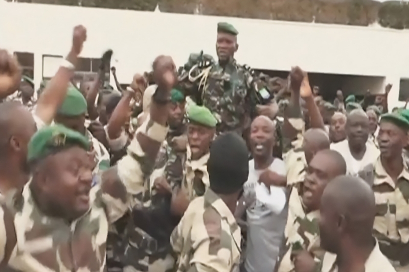 Soldats gabonais transportant le général Brice Oligui Nguema, chef de la garde présidentielle du président déchu Ali Bongo Ondimba, le 30 août 2023.