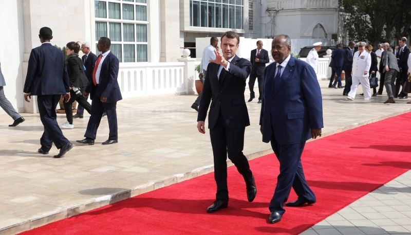Le président français Emmanuel Macron aux côtés d'Ismaïl Omar Guelleh à Djibouti, le 12 mars 2019.