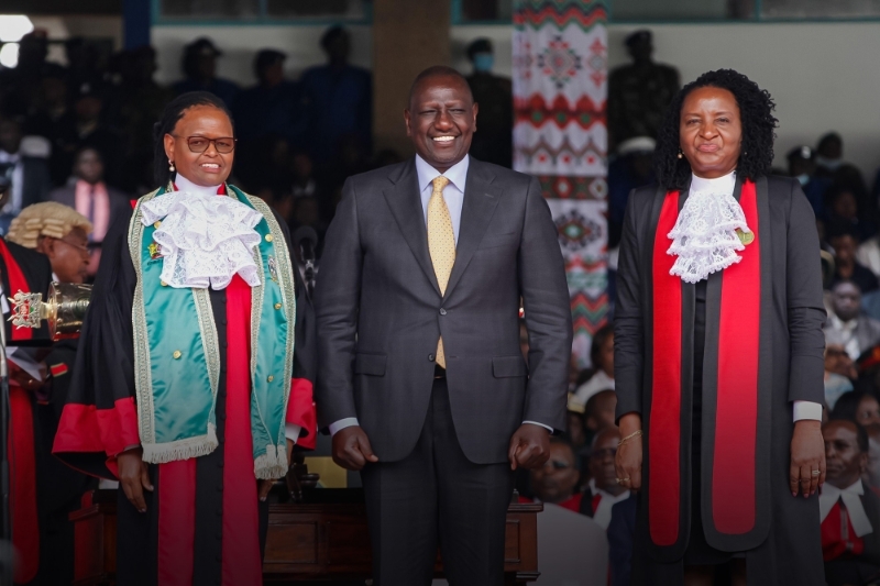 Le président kenyan William Ruto avec la chief justice Martha Koome (à sa droite) et la judiciary chief registrar, Anne Amadi, à Nairobi, le 13 septembre 2022. 