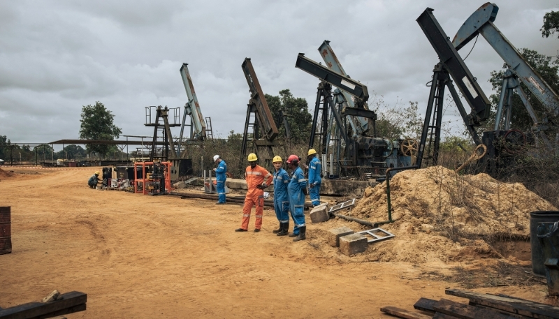 Des cadres et techniciens de Perenco sur les puits onshore des environs de Muanda, le 19 octobre 2021.