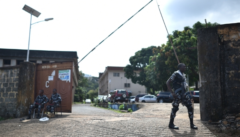 Des policiers sierra-léonais, à Freetown, le 27 novembre 2023. 
