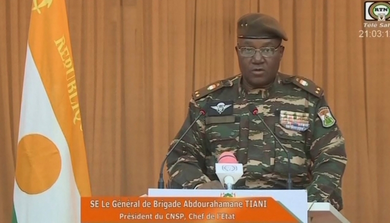 Image obtenue par l'AFP auprès de l'ORTN - Télé Sahel, le 19 août 2023, du général Abdourahamane Tiani, lisant une déclaration à la télévision nationale.