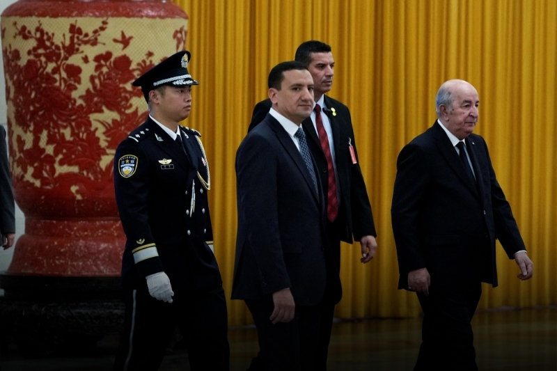Le président algérien Abdelmadjid Tebboune arrive pour s'entretenir avec le premier ministre chinois Li Qiang (non présent sur cette photo) au Grand Hall du Peuple à Pékin, mercredi 19 juillet 2023.