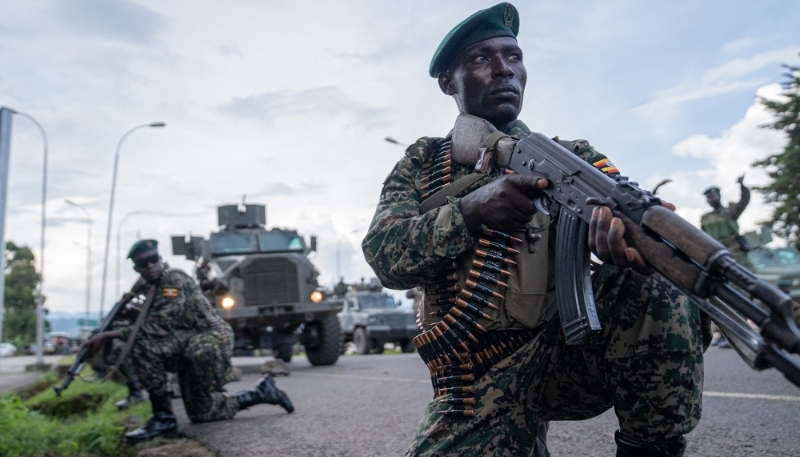 Des membres des Forces de défense du peuple ougandais (UPDF), positionnés du côté ougandais de la ville frontalière de Bunagana, en RDC, en mars 2023. 