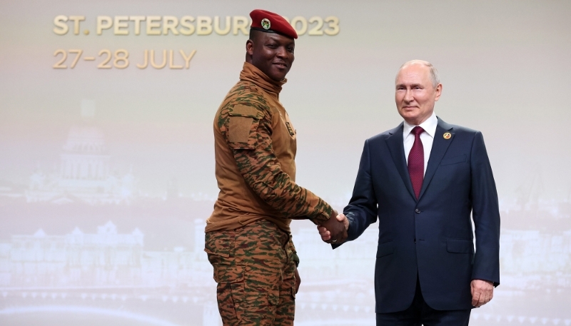 Le capitaine Ibrahim Traoré et le président russe Vladimir Poutine.