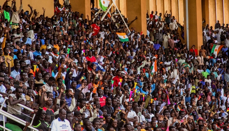 Des partisans des putschistes nigériens, dans un stade de Niamey, le 6 août 2023.
