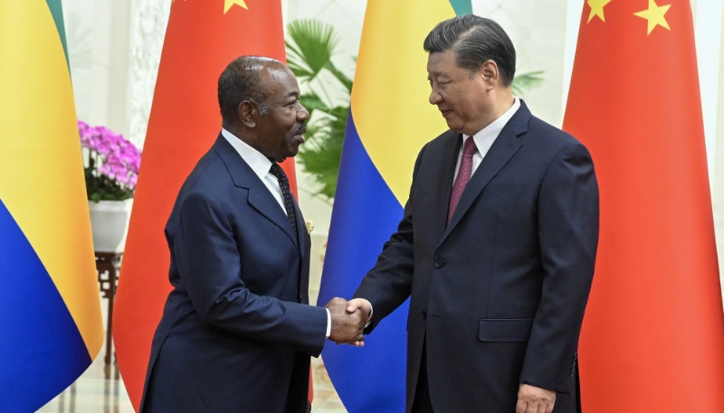 L'ex-président gabonais Omar Bongo et son homologue chinois Xi Jinping, le 19 avril 2023 à Pékin.