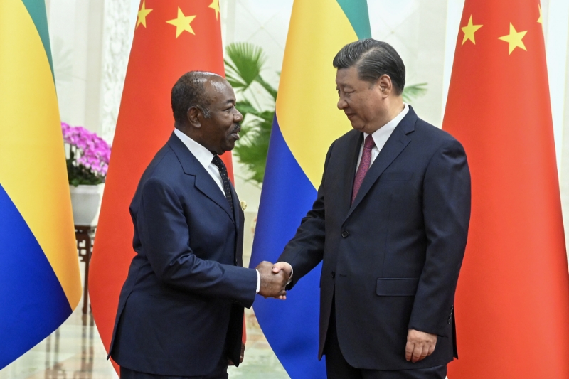 L'ex-président gabonais Omar Bongo et son homologue chinois Xi Jinping, le 19 avril 2023 à Pékin.