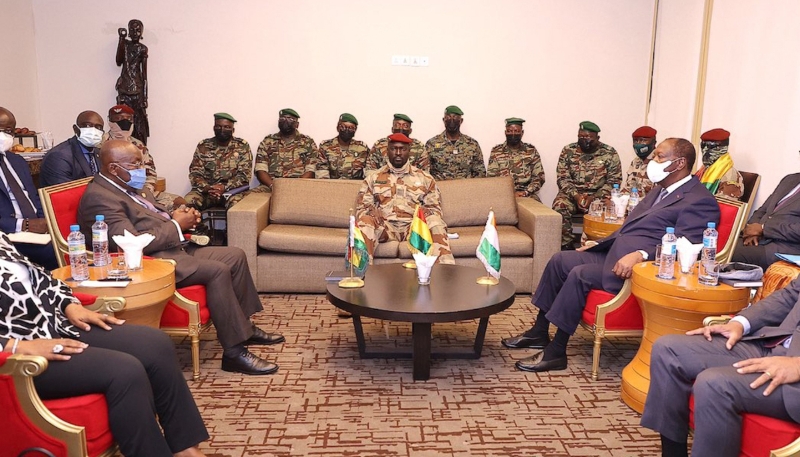 Le président ghanéen Nana Akufo-Addo (à gauche) et son homologue ivoirien Alassane Ouattara (à droite) rencontrent les putschistes lors d'une mission de la Cedeao en Guinée le 17 septembre 2021.