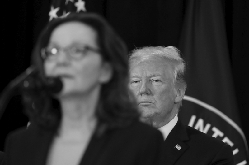 Gina Haspel, lors de sa nomination à la tête de la CIA en mai 2018, et le président Donald Trump.