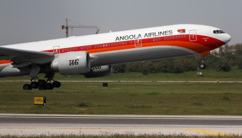 Un Boeing 777-300ER de la compagnie TAAG Angola Airlines décolle de l'aéroport de Lisbonne au Portugal.