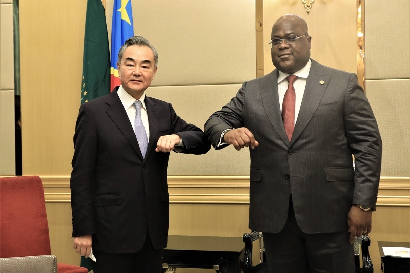 Le président de la RDC, Félix Tshisekedi, et le ministre des affaires étrangères Wang Yi, lors d'une visite de ce dernier, en janvier 2021, à Kinshasa.