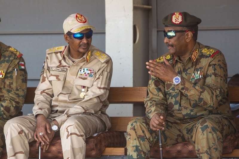 Les généraux Mohamed Hamdan Dagalo et Abdel Fattah al-Burhan.