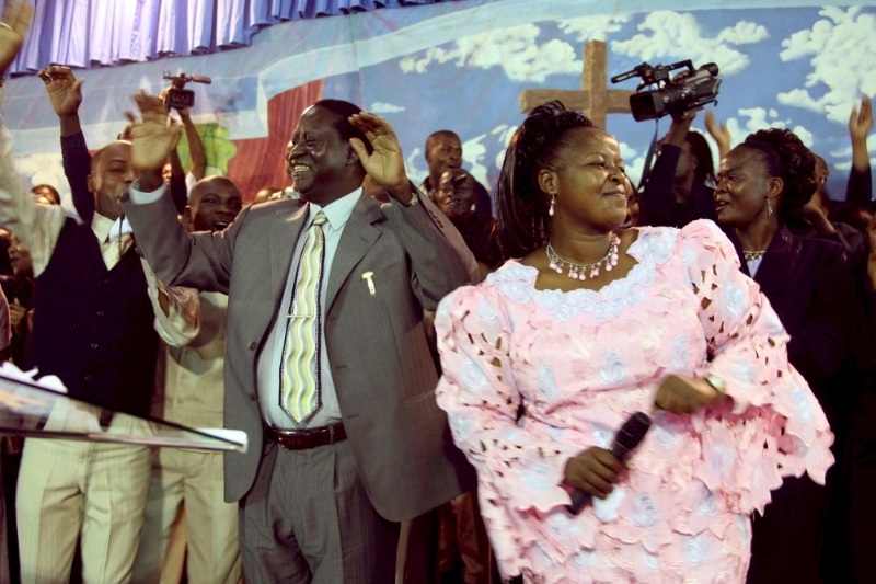 L'opposant kenyan Raila Odinga, à la tête de l'Orange Democratic Movement (ODM), et l'évêque apostolique Margaret Wanjiru, en septembre 2010.