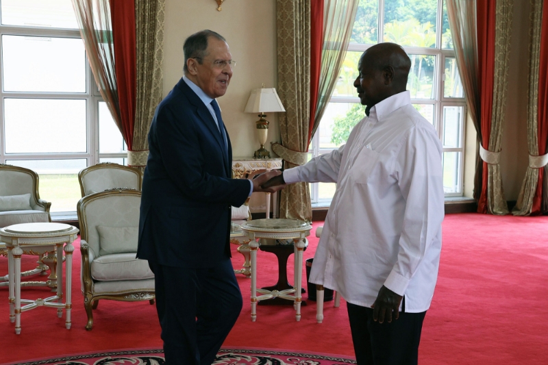 Le ministre russe des affaires étrangères Sergueï Lavrov a rendu visite au président ougandais Yoweri Museveni le 25 juillet.