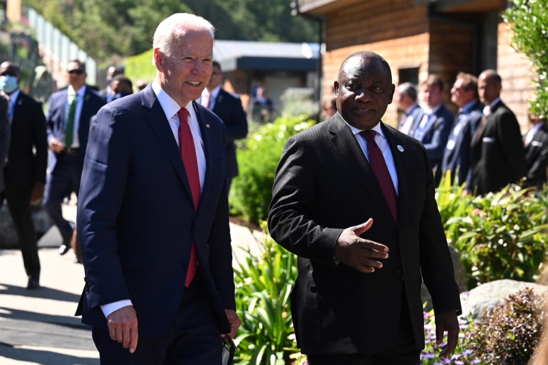 Le président américain Joe Biden et son homologue sud-africain Cyril Ramaphosa, lors du sommet du G7 en Cornouailles, en juin 2021.