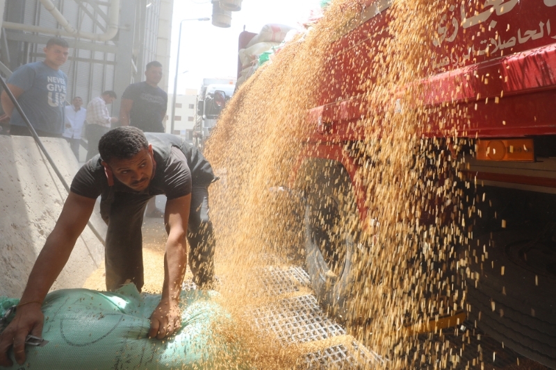 Déchargement de blé dans le silo de Banha dans le gouvernorat de Qalyubia, en Egypte, le 25 mai 2022.