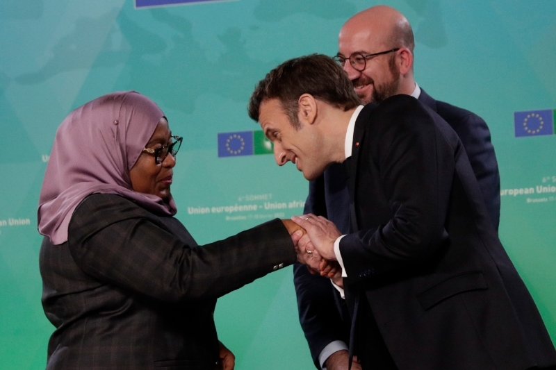 La présidente de la Tanzanie Samia Suluhu Hassan est accueillie à Bruxelles par le président français Emmanuel Macron et Charles Michel, le président du Conseil européen, le 17 février 2022.